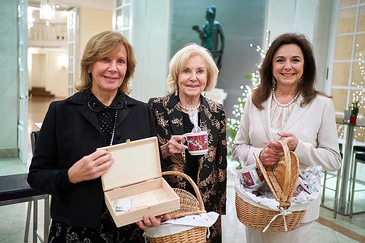 Ursula Prinzessin von Bayern, Inge von Wrede-Lanz, Uschi Daemmrich von Luttitz beim 26. Advents- Benefizkonzert im Cuvillés Theater am 13. Dezember 2021 (©Foto: Jens Hartmann/BMW )